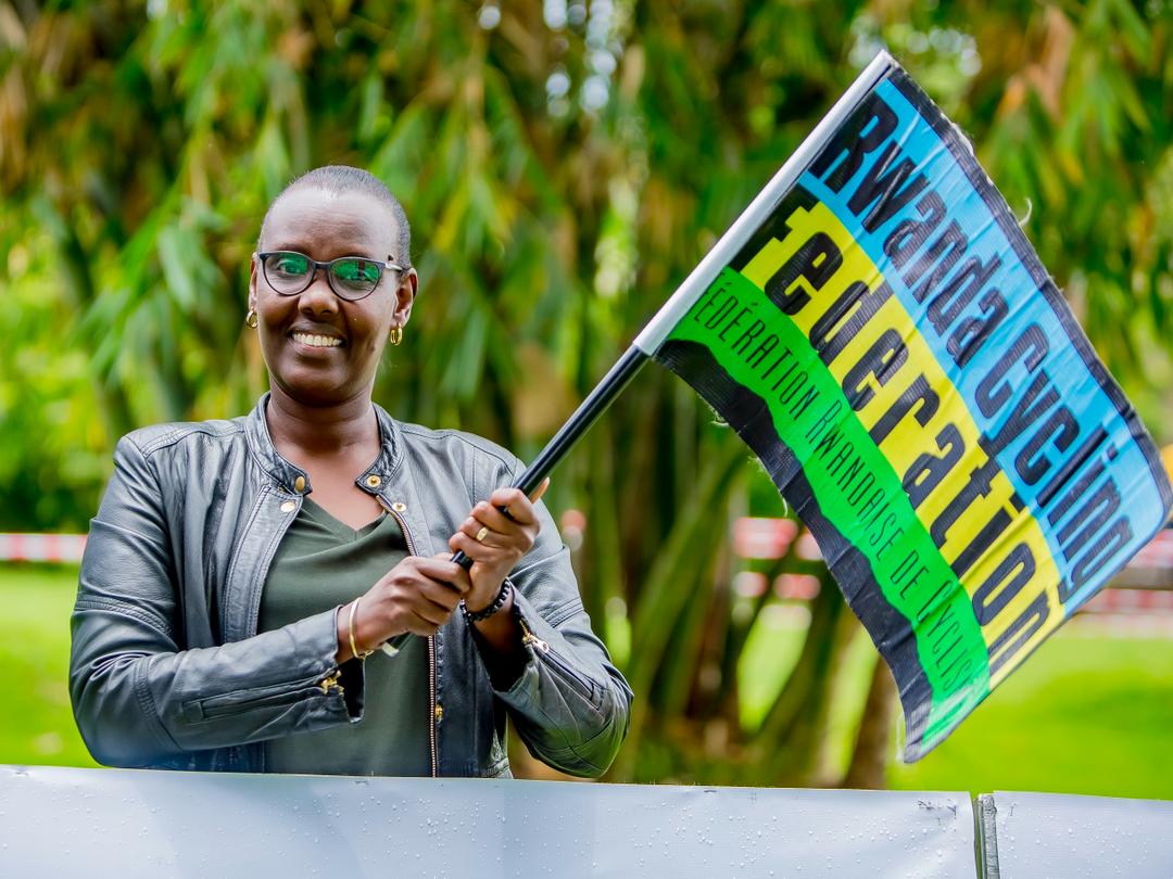 Umunyamabanga Mukuru wa FERWACY, Ruyonza Arlette, atangiza isiganwa