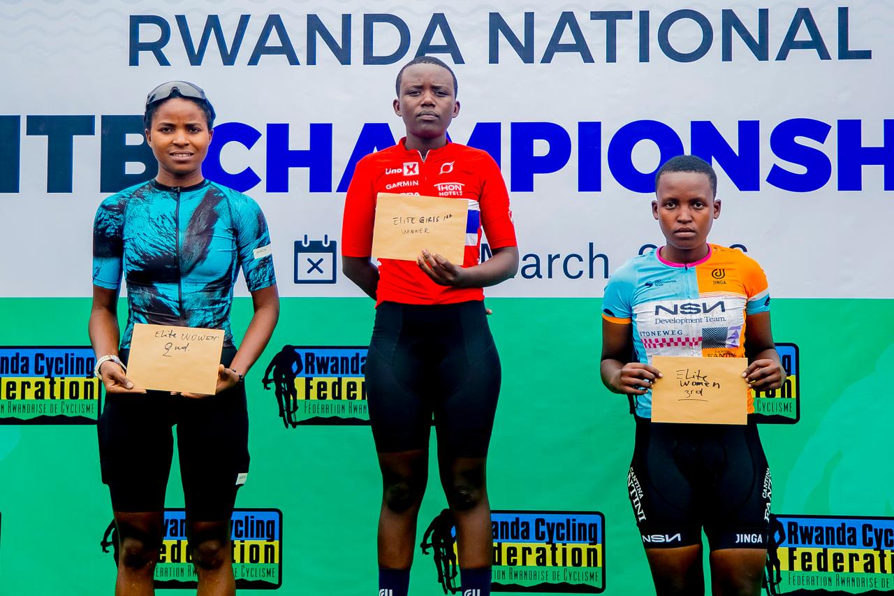Iragena Charlotte (hagati), Neza Violette (ibumoso) na Ahishakiye Claudine (iburyo) bitwaye neza mu bagore