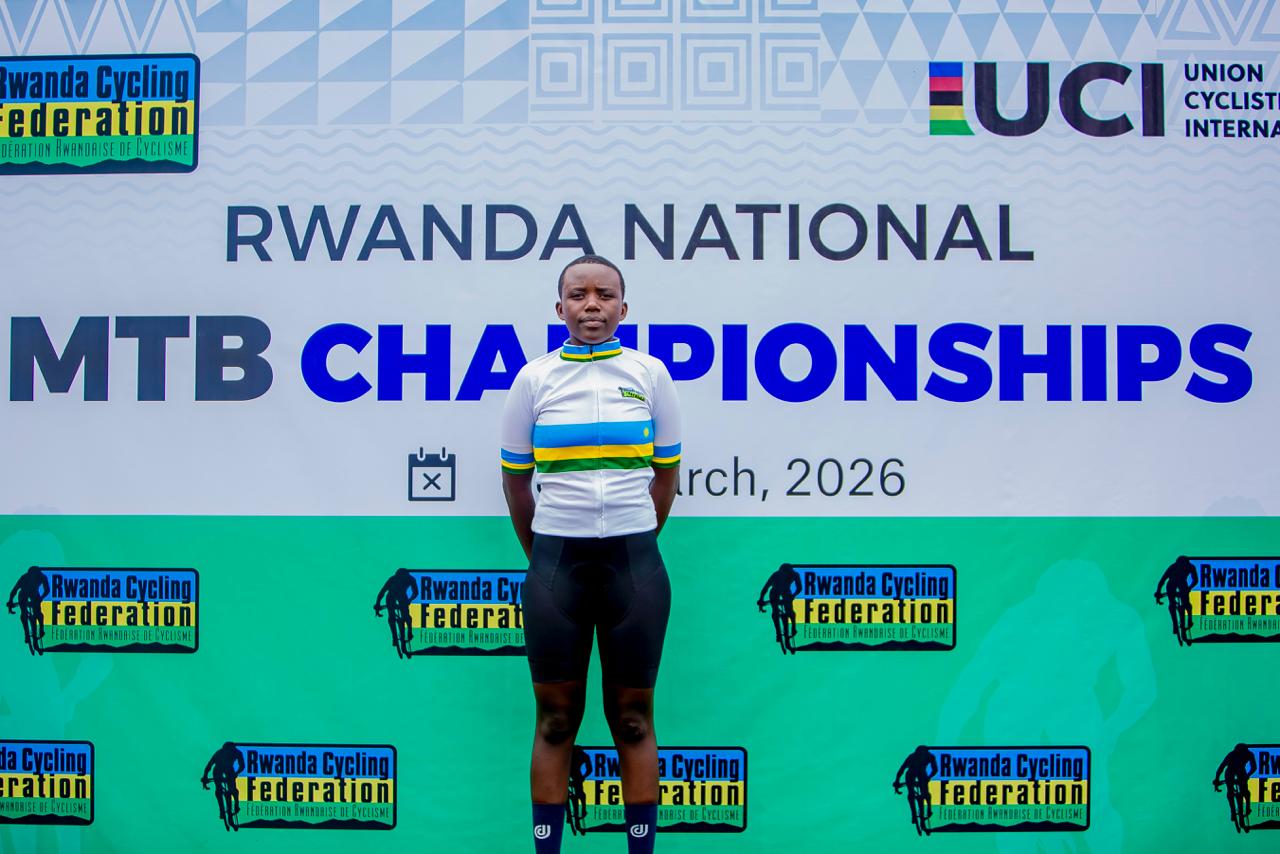 Iragena Charlotte mu mwambaro w'umukinnyi wegukanye Shampiyona y'Igihugu