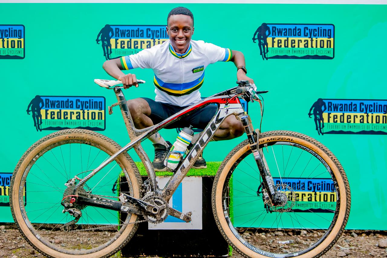 Byari ibyishimo kuri Muhawenimana Rafiki Jonathan wegukanye Shampiyona y'Igihugu ya Mountain Bike mu ngimbi