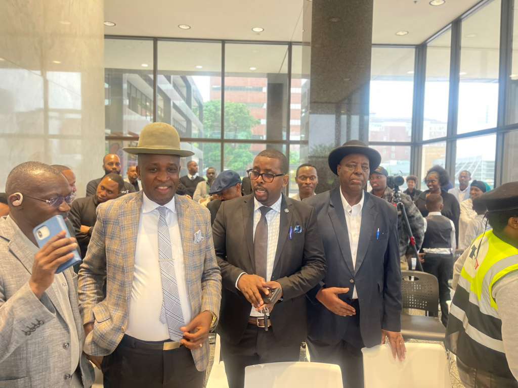 Abanyarwanda batandukanye bifatanyije mu gikorwa cyo kwibuka ku nshuro ya 32 Jenoside yakorewe Abatutsi