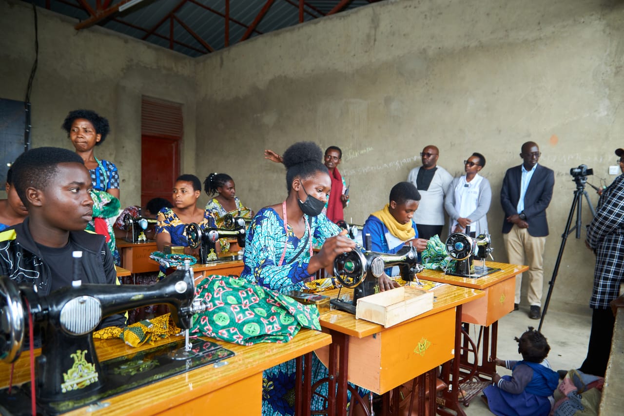 Umushinga w’ubudozi n’ibijyanye n’imideli uri mu yatewe inkunga na World Connect Rwanda mu Mudugudu wa Gatovu