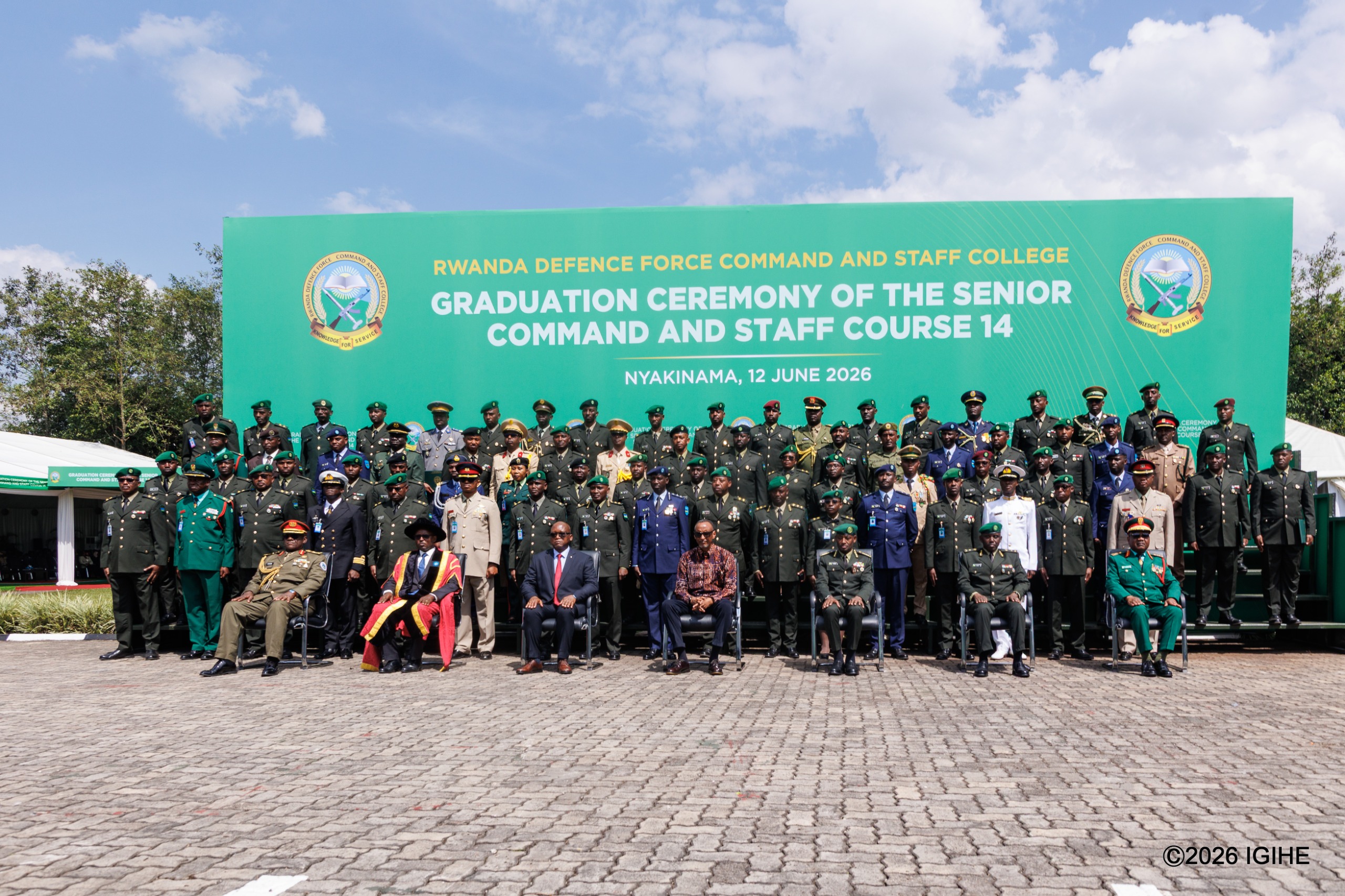 Perezida Kagame yasoje amahugurwa y'ibyumweru 46 yahawe ba ofisiye 108 bo mu bihugu 20 bya Afurika