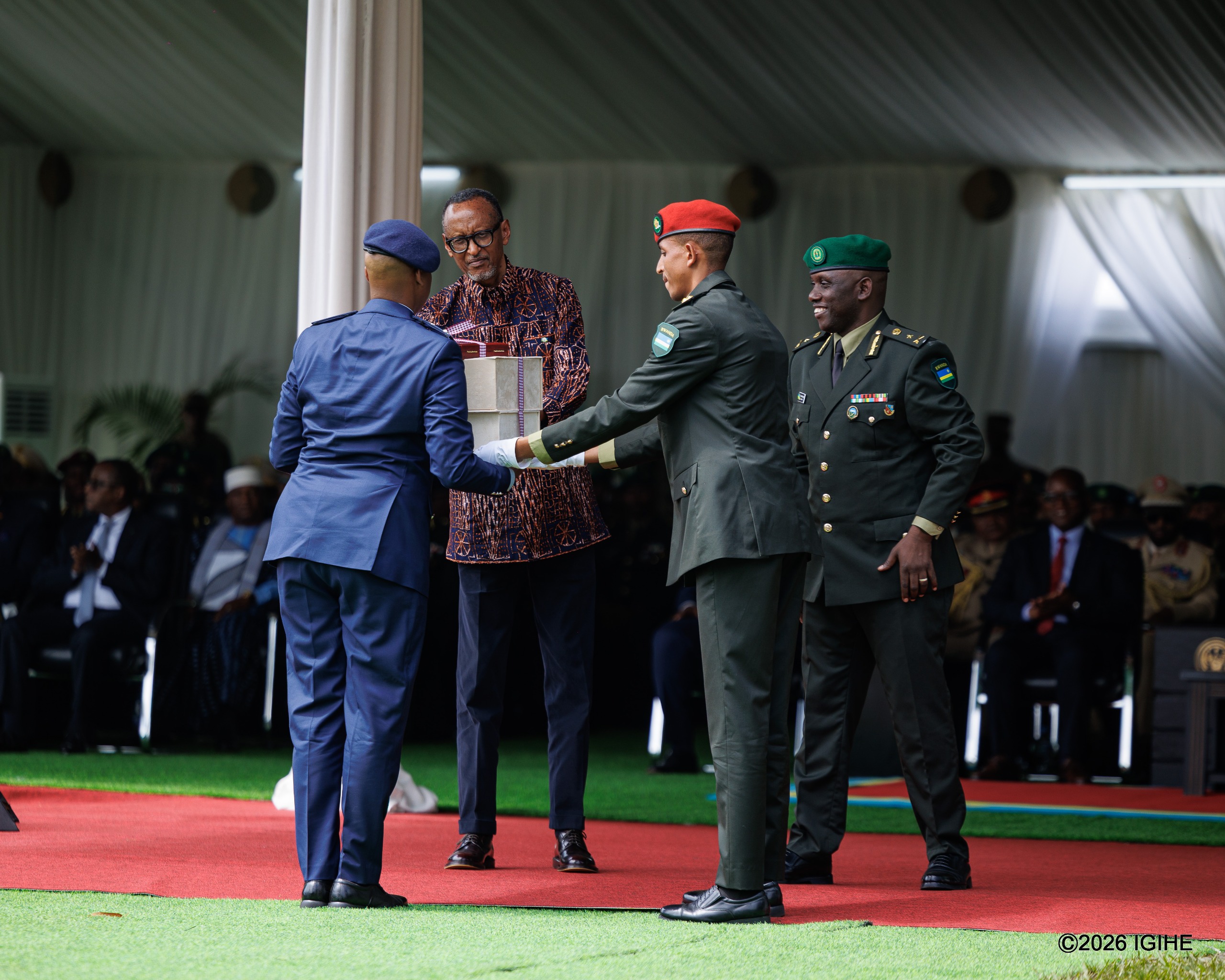 Lt Col Walter Kageruka wo mu Ngabo z’u Rwanda wahize abandi bose ubwo yashyikirizwaga ibihembo na Perezida Kagame