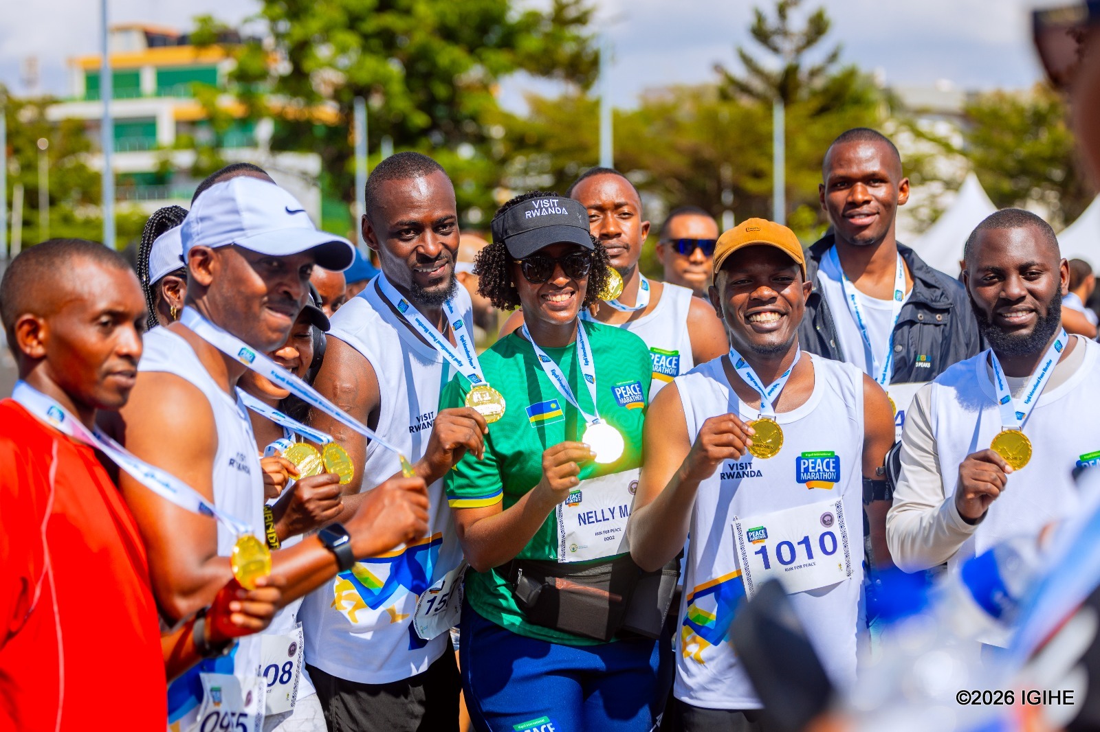 Minisitiri Mukazayire (hagati) yari mu bakoze ibilometero 10 bya 'Run for Peace' ku wa Gatandatu