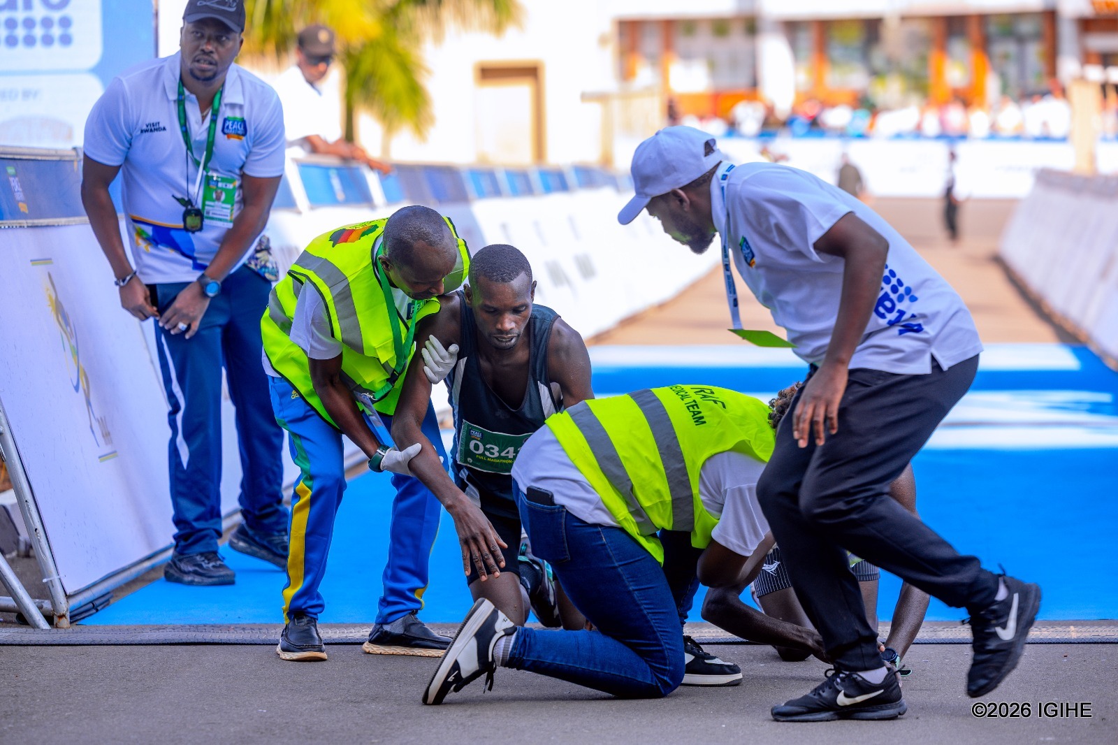 Uyu mukinnyi w'Umunyarwanda yageze ku murongo na we agaragaza ko ananiwe cyane ndetse yagowe n'isiganwa