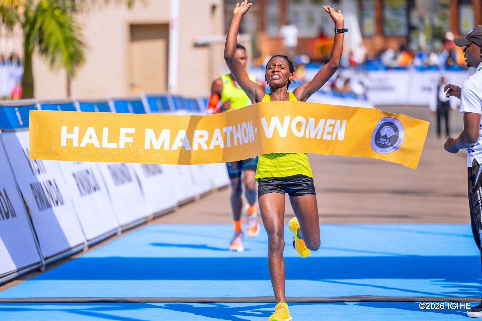 Ibishatse Angelique yegukanye umudali wa Zahabu nyuma yo kuba uwa mbere muri Half-Marathon y'abagore
