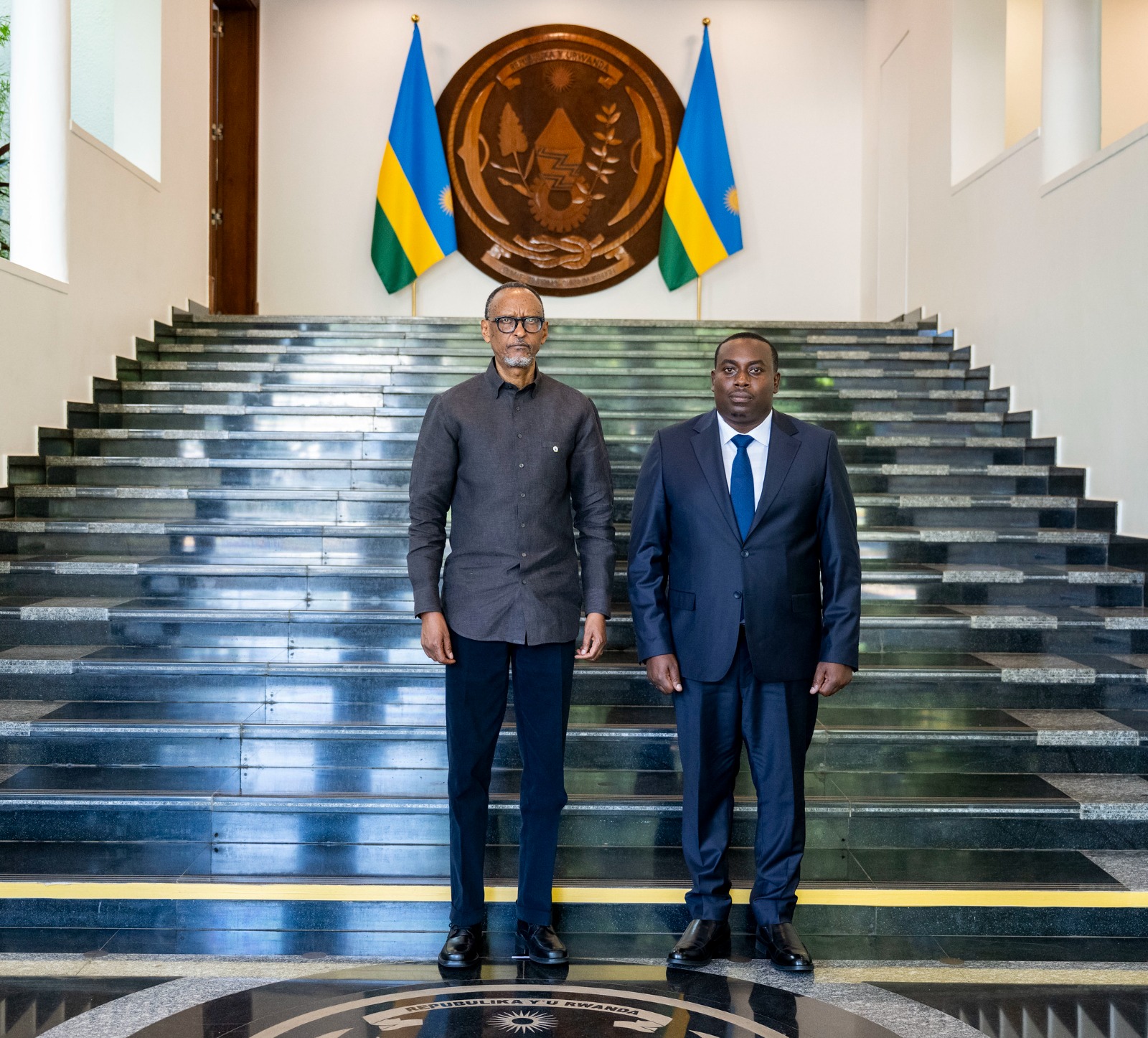 Minisitiri w’Ibikorwaremezo mushya, Murwanashyaka Damien ari kumwe na Perezida Kagame nyuma yo kurahira
