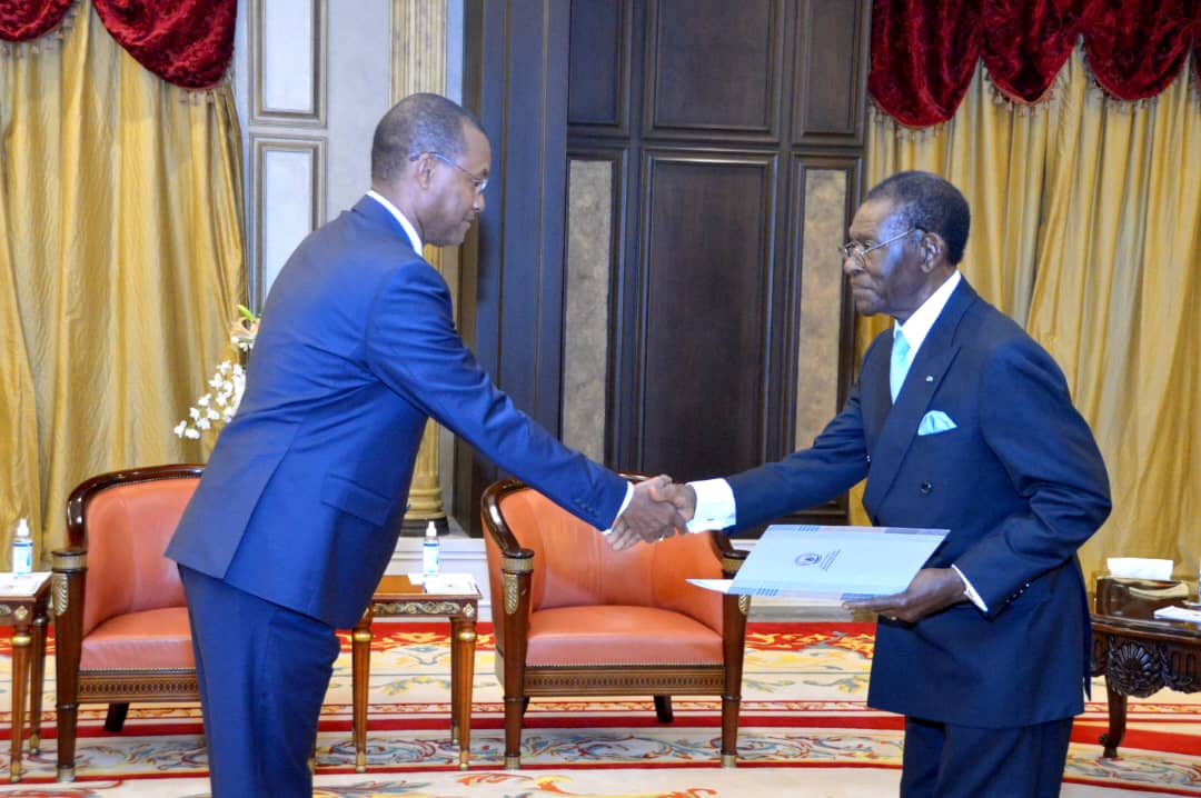 Ambasaderi Parfait Busabizwa yashyikirije Perezida wa Guinée Equatoriale, Teodoro Obiang Nguema Mbasogo, impapuro zimwemerera guhagararira u Rwanda muri iki gihugu