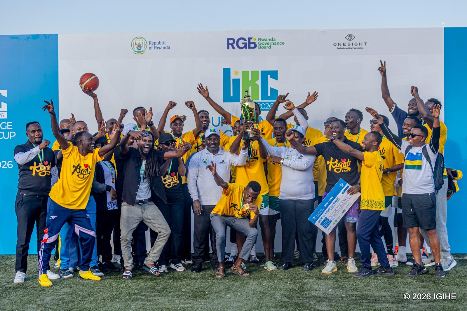 Kicukiro yahize izindi muri Basketball ishyikirizwa igikombe