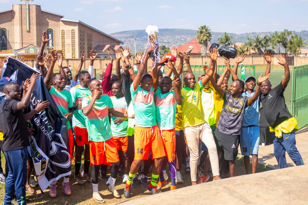 Ikipe ya Olympic FC yishimira igikombe cy'iri rushanwa ryo kwibuka yegukanye ku nshuro ya kabiri yikurikiranya