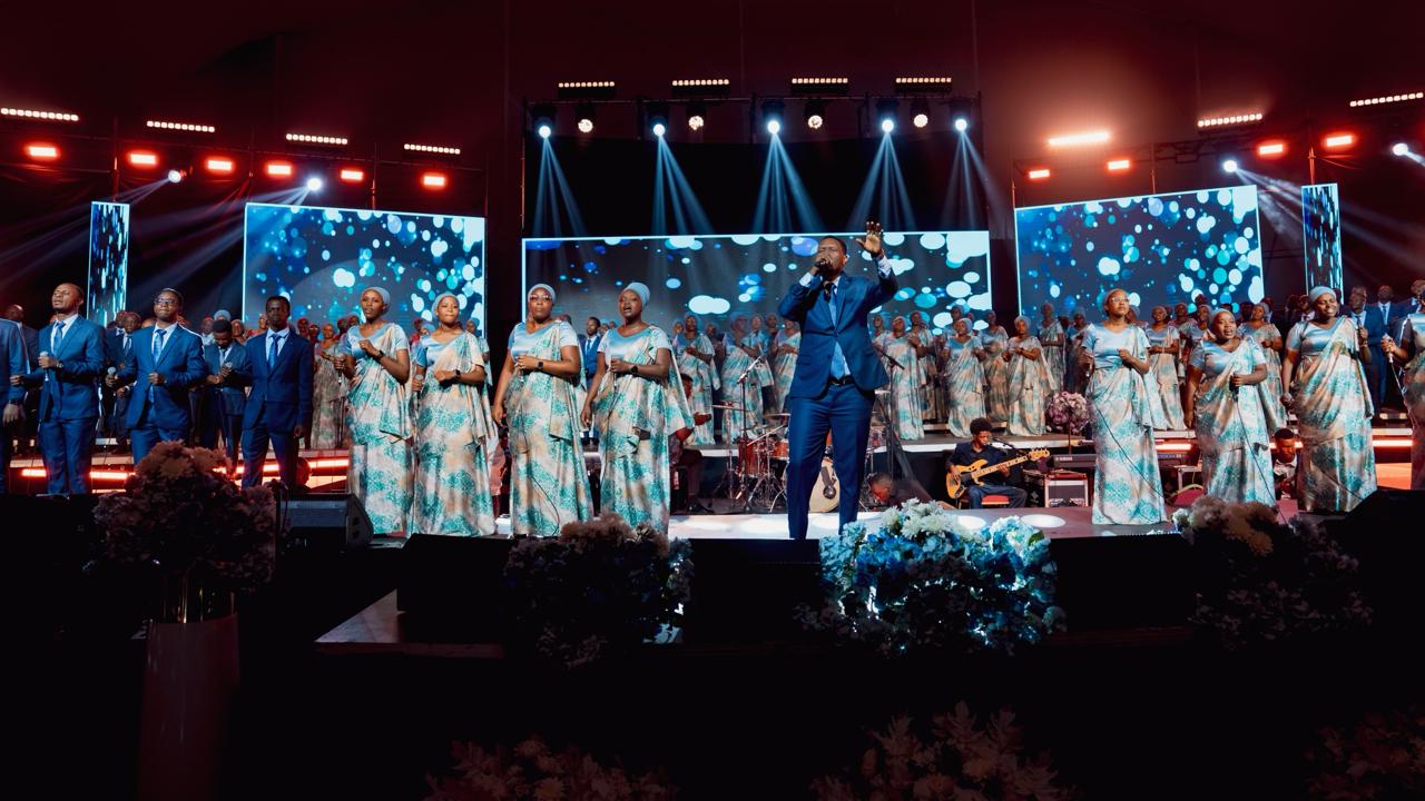 Siloam Choir isanzwe iririmbamo Bosco Nshuti wabafashaga gutera indirimbo