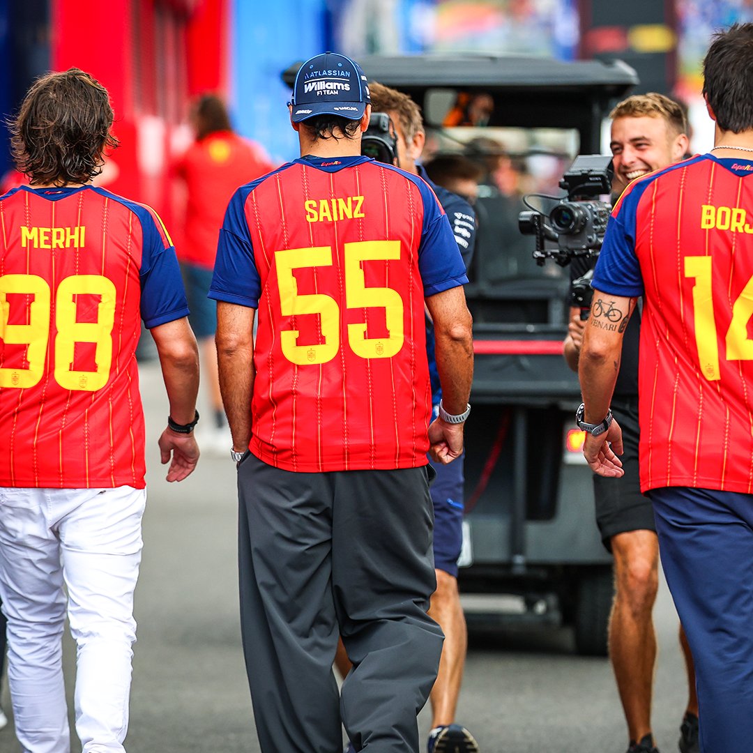 Abafana ba Espagne bageze kuri stade ari benshi