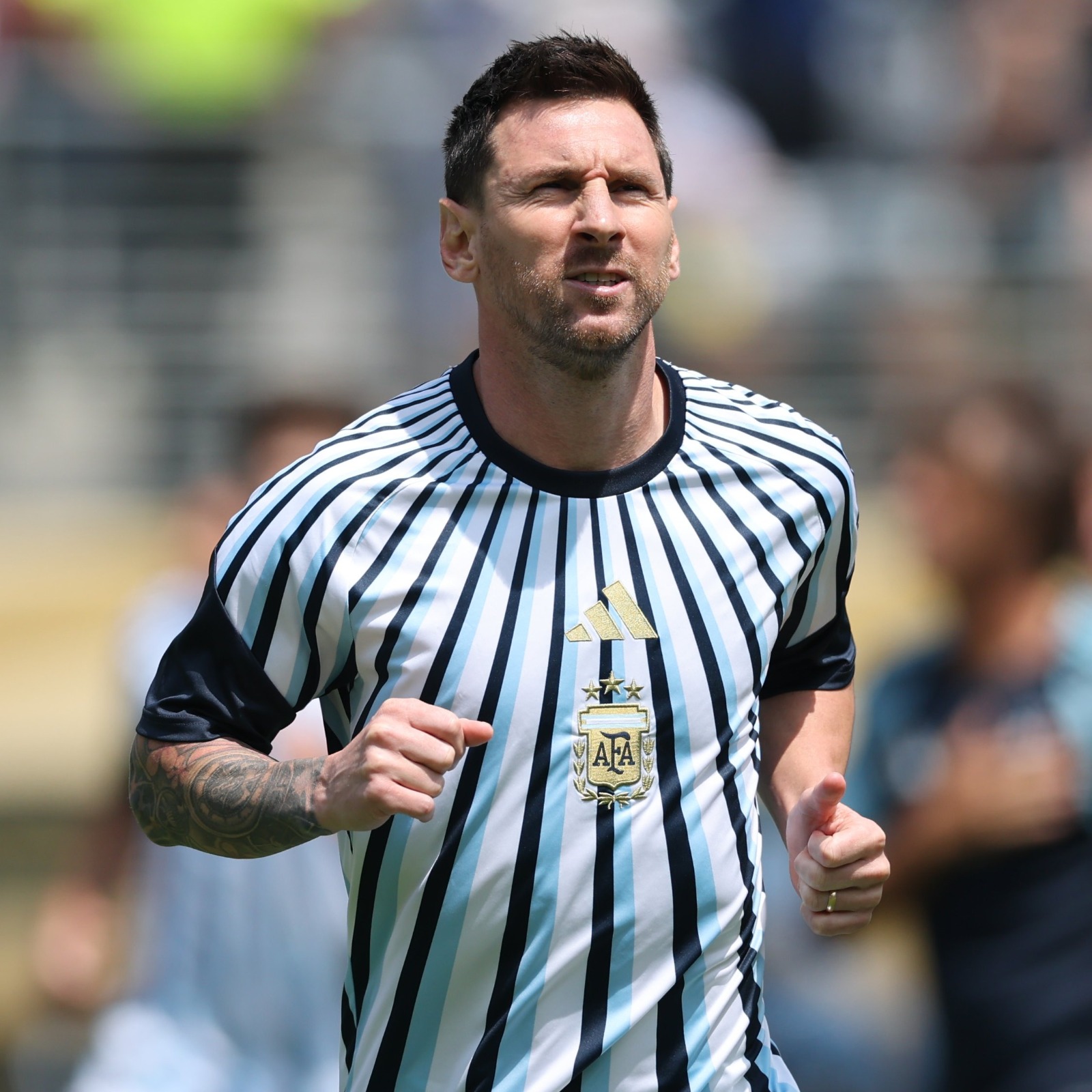 Lionel Messi ari kwishyushya mbere y'umukino