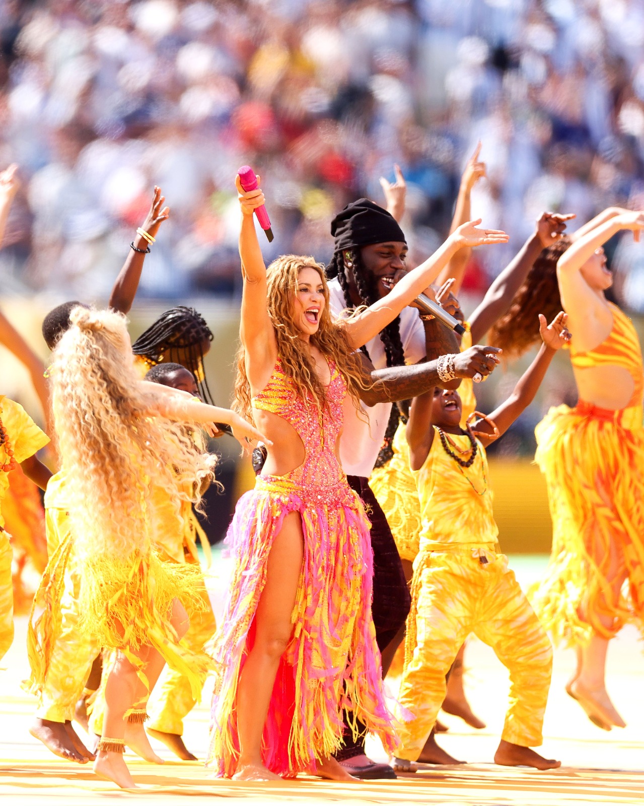 Shakira yafatanyije na Triplets Ghetto Kids gususurutsa abakurikiye umukino