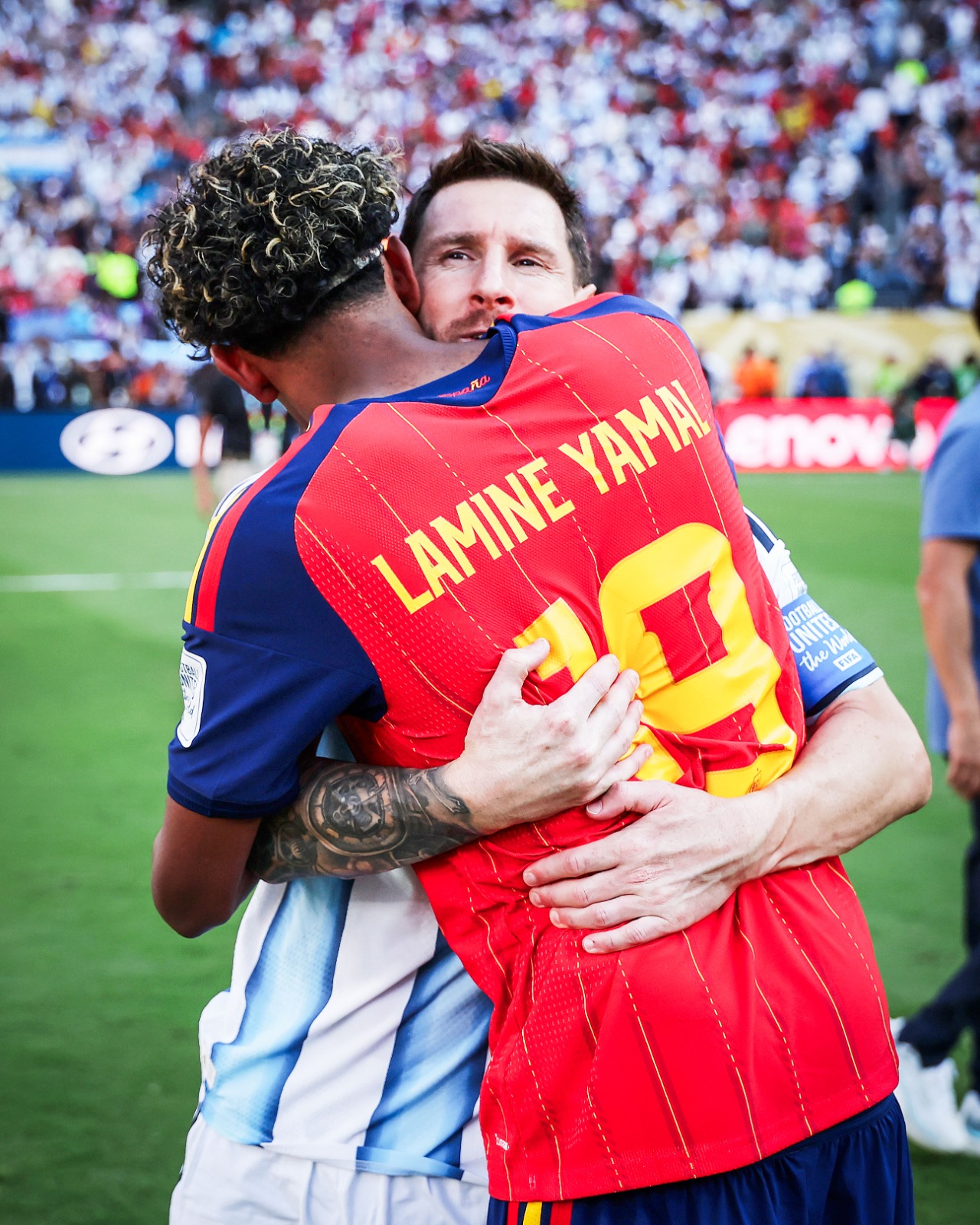 Lamine Yamal ahoberana na Lionel Messi nyuma y'umukino