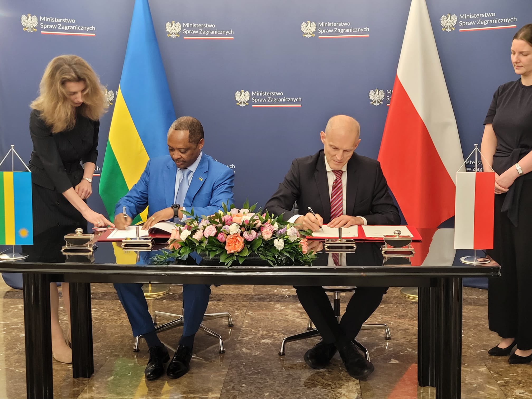 Umunyamabanga wa Leta muri Ministeri y' Ububanyi n amahanga ya Pologne, Wojciech Zajaczkowski, na Ambasaderi w' u Rwanda muri icyo gihugu, Prof Anastase Shyaka bashyira umukono ku masezerano