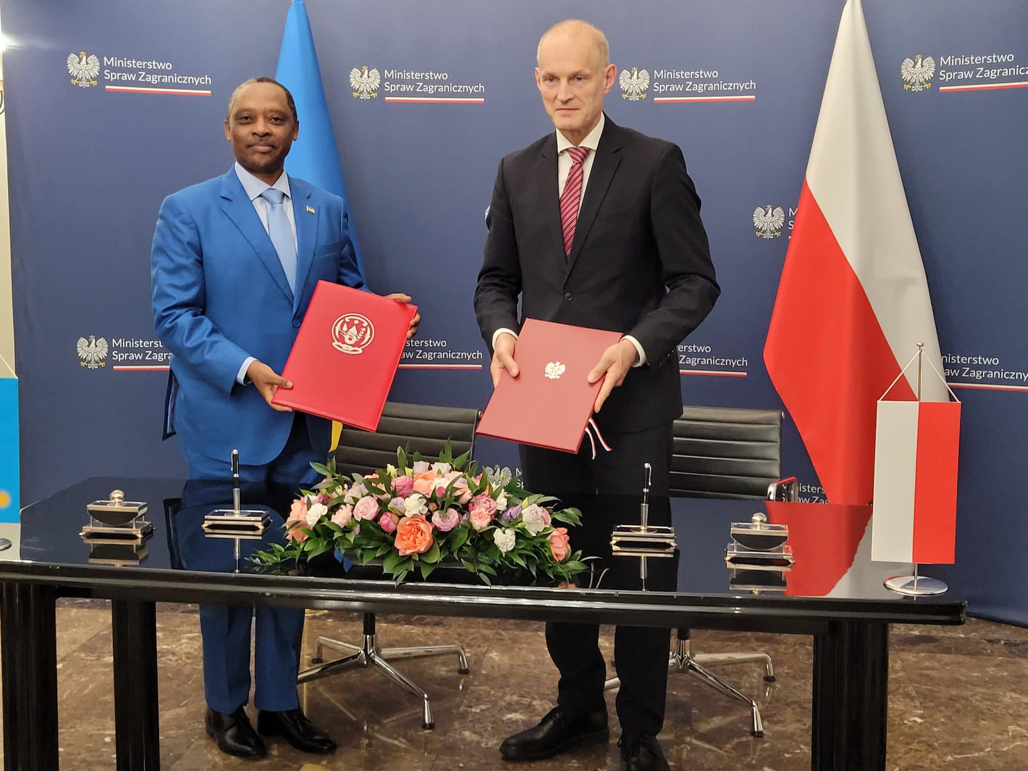 U Rwanda na Pologne byasinye amasezerano yorohereza imiryango y’abakozi ba za Ambasade kubona imirimo