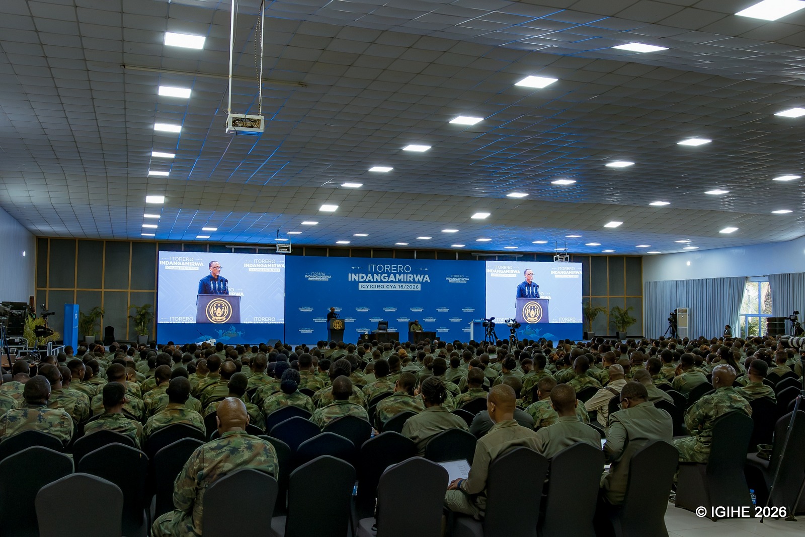 Perezida Kagame yaganiriye n'intore z'Indangamirwa, icyiciro cya 16, ziri gutorezwa mu kigo cy'imyitozo ya gisirikare cya Gabiro