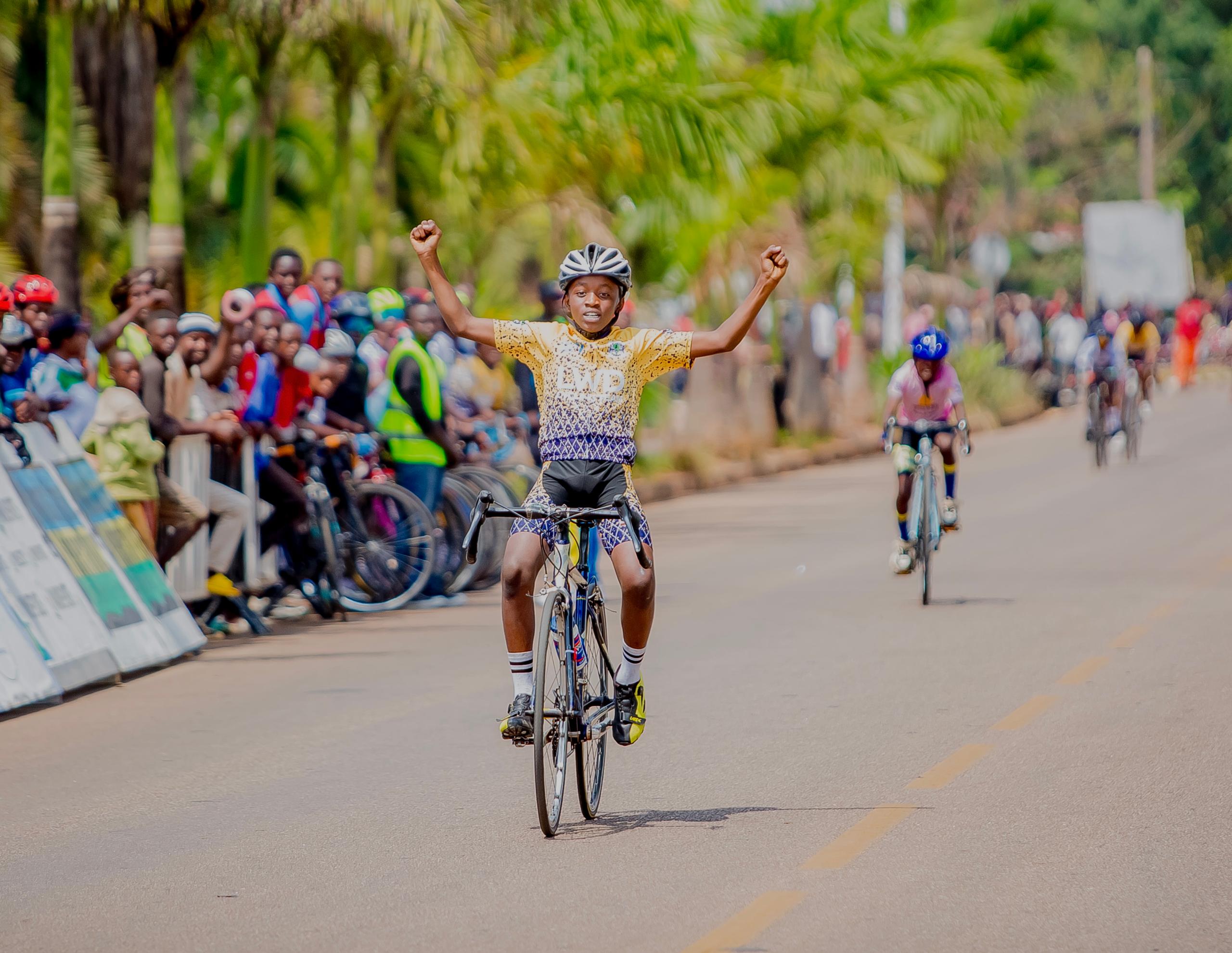 Fatingabo Mushambo Caleb wa LWD Cycling Team watsinze mu bahungu batarengeje imyaka 11