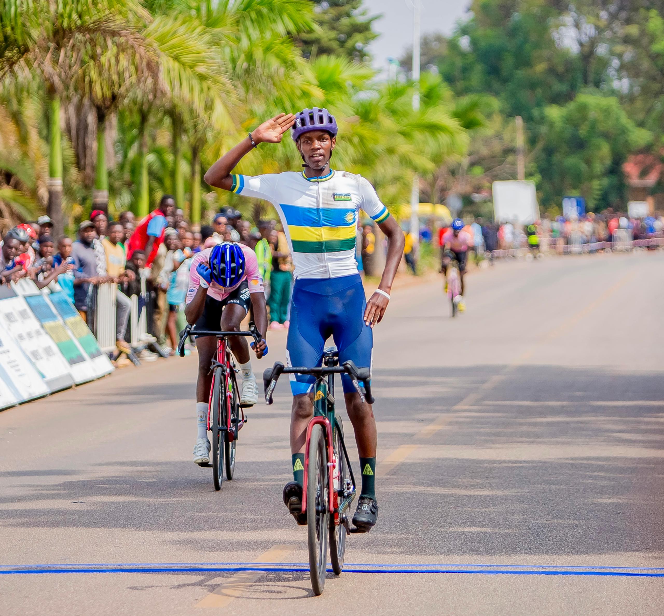 Byusa Pacifique wa Les Amis Sportifs yishimiye intsinzi atera isaruti ubwo yari ageze ku murongo