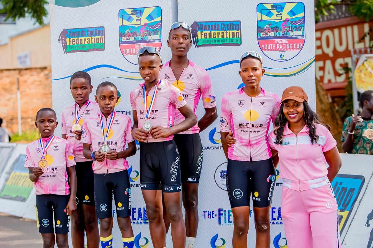Abakinnyi ba Bugesera Cycling Team begukanye imidali bari kumwe n'umuyobozi wabo Kayirebwa Liliane