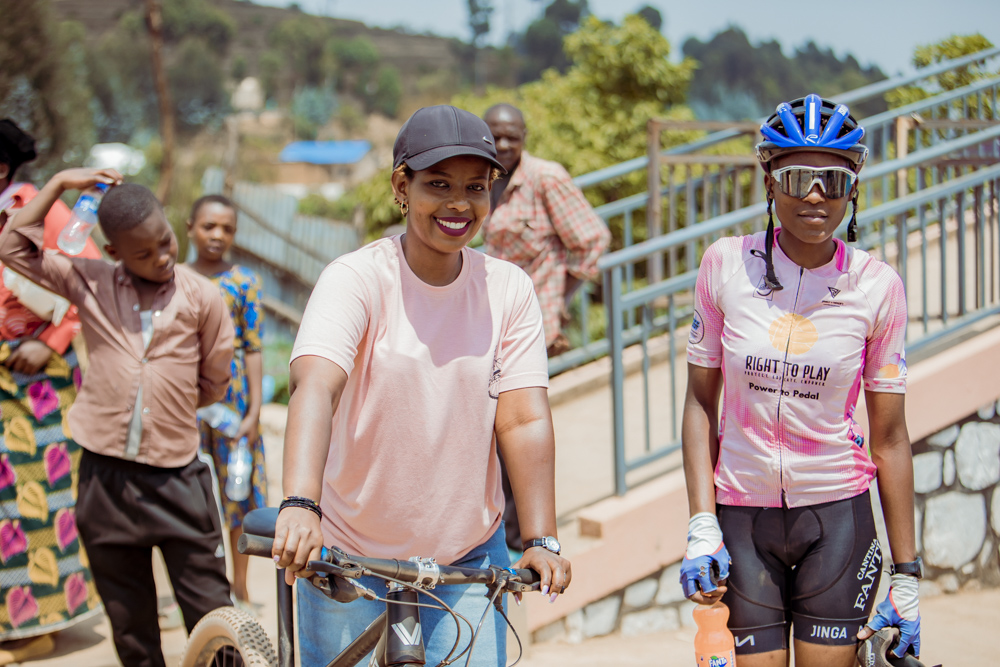 Uwizeyimana Ancille yakiriwe n'Umuyobozi wungirije wa Bugesera Cycling Team nyuma yo gutsinda mu bangavu