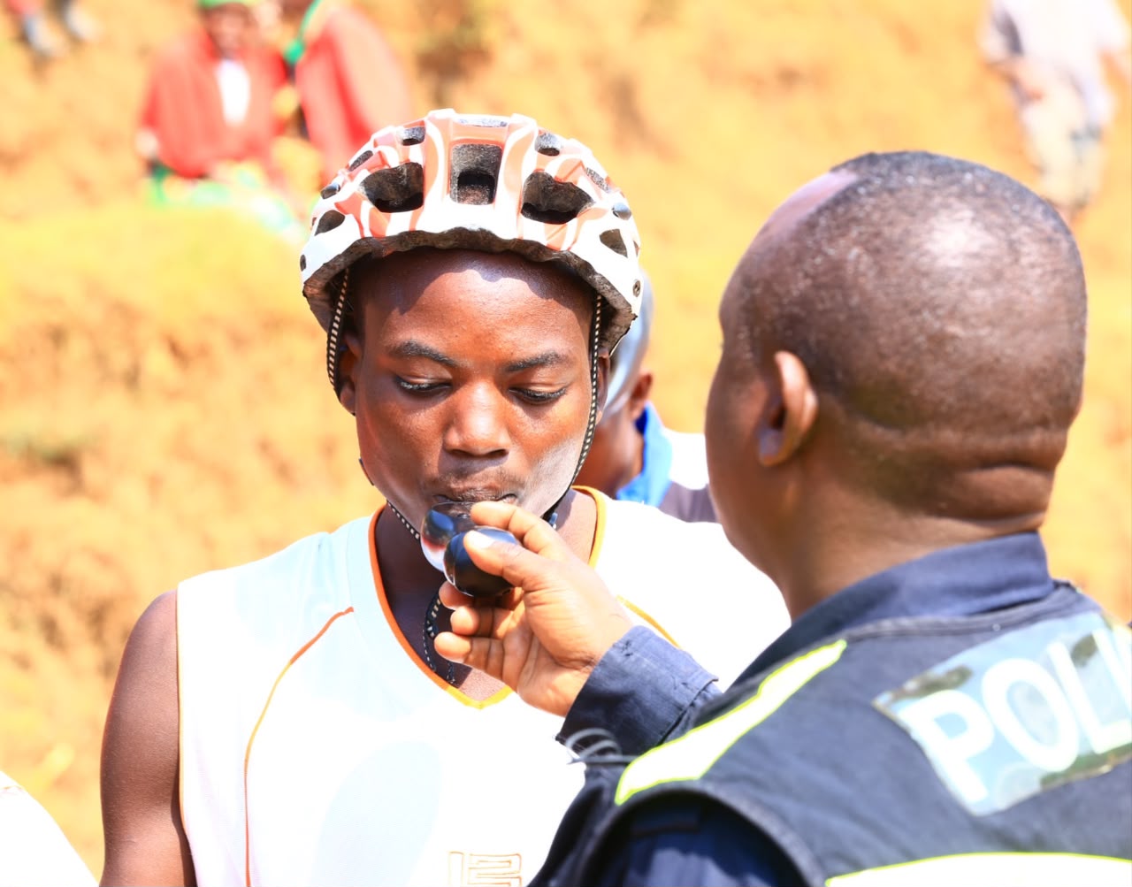 Mbere yo gusiganwa, abakinnyi babanje gupimwa niba batanyoye ibisindisha mu bukangurambaga bwo kurwanya ibyuma