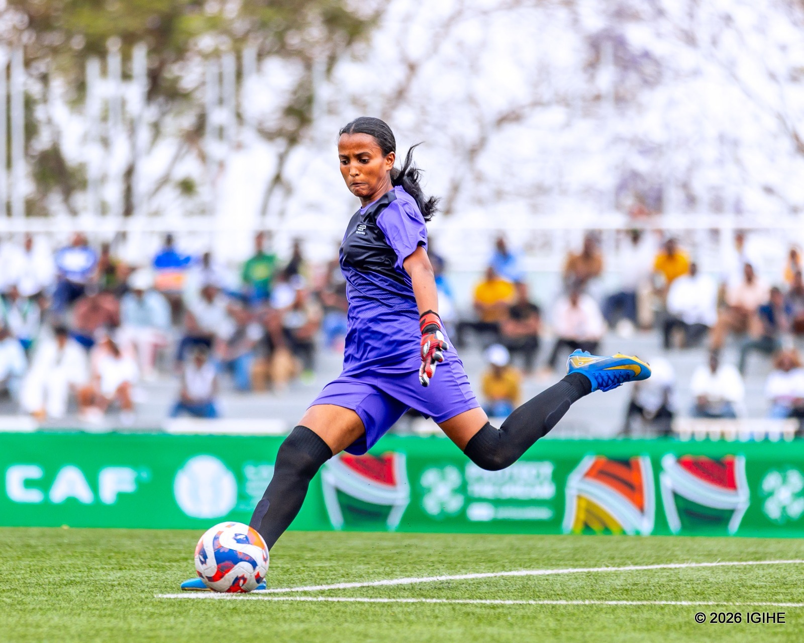 Umunyezamu wa Denden FC, Yosura Sied atera umupira imbere