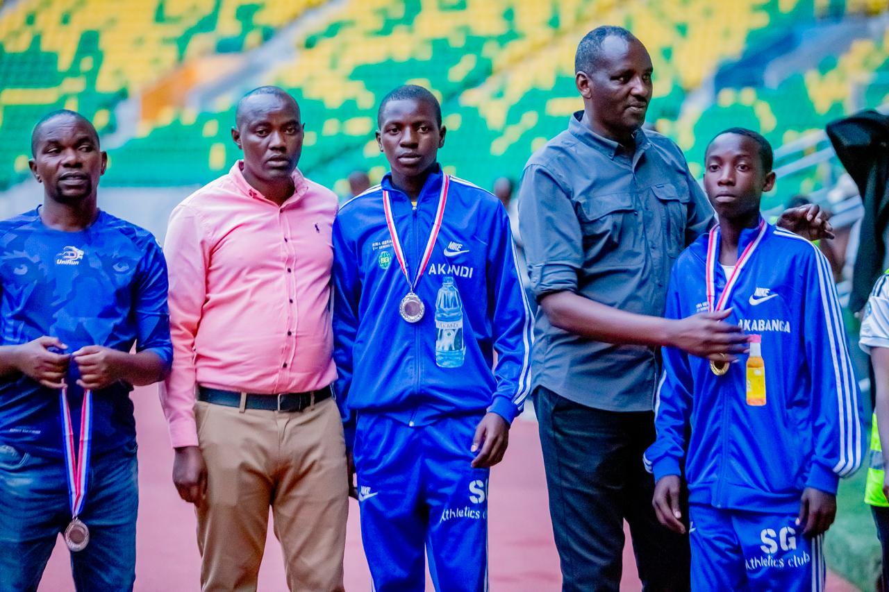 Abakinnyi bitwaye neza mu byiciro bitandukanye bahawe imidali, harebwa iyo buri kipe yegukanye