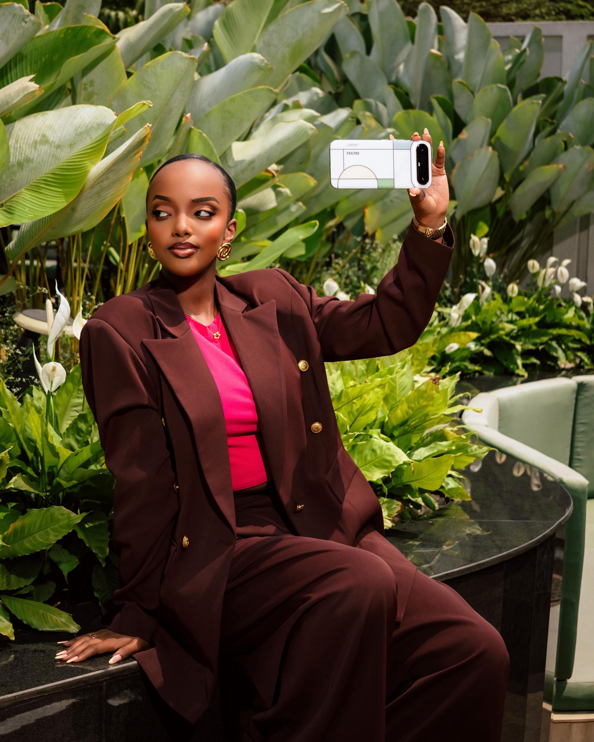 Irakoze Ariane Vanessa yamamaza ibikoresho bishya bya TECNO
