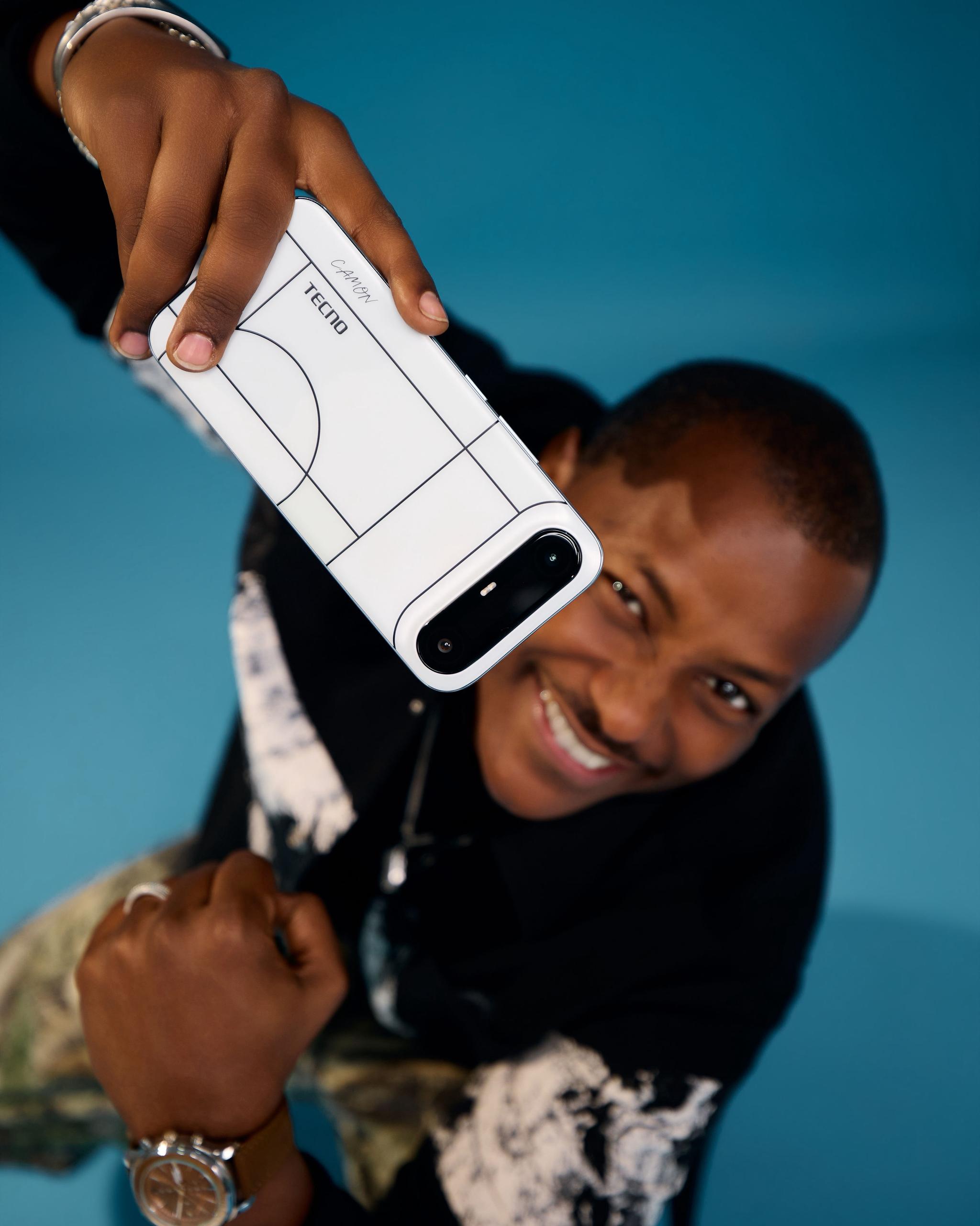 Luckman Nzeyimana amurika telefone nshya yakozwe na TECNO