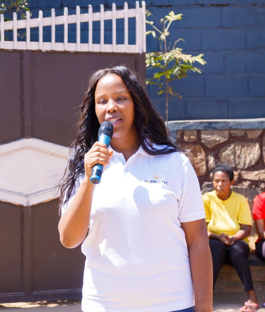 Umuyobozi ushinzwe Ubucuruzi muri COPEDU Plc, Kayitesi Louise, yavuze ko iyi banki izakomeza kwegera abaturage