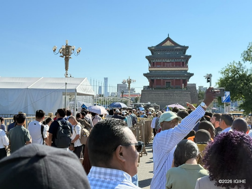 Abantu benshi baba babukereye bagiye gusura Tiananmen Square