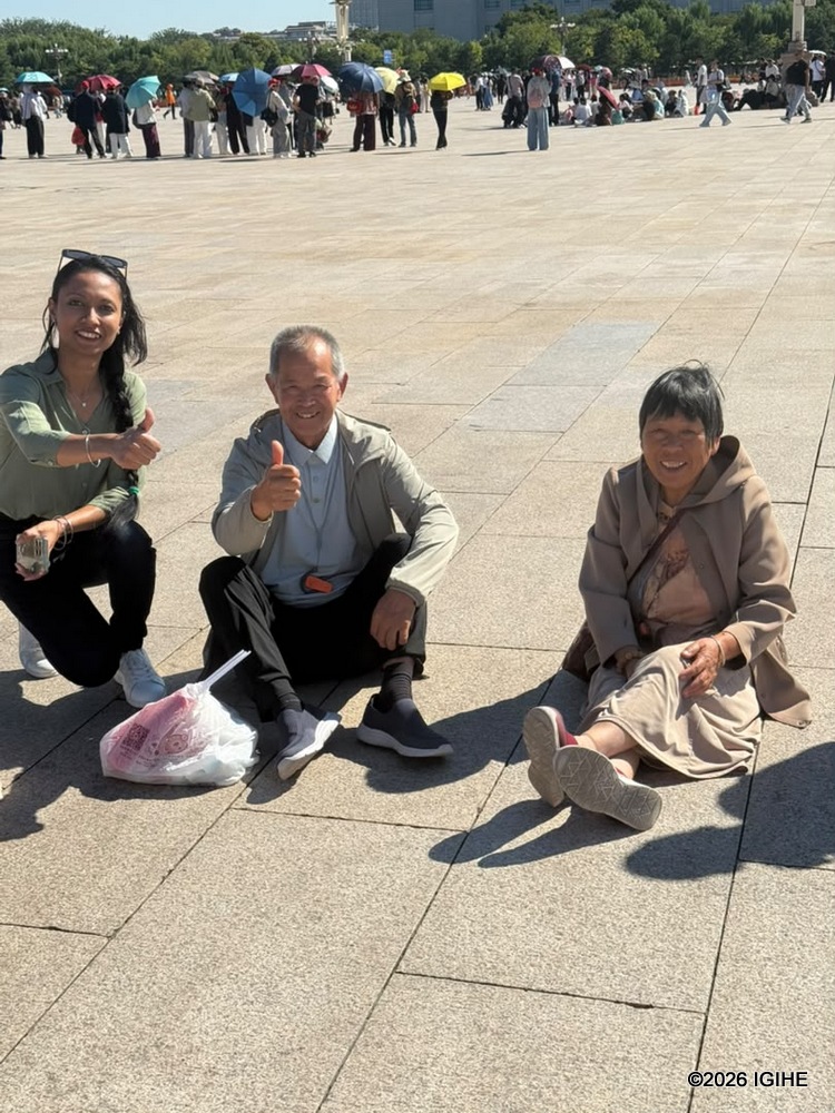 Ku musaza n'umukecuru kugera kuri Tiananmen Square birahagije ku buryo kwicara hasi ntacyo bivuze