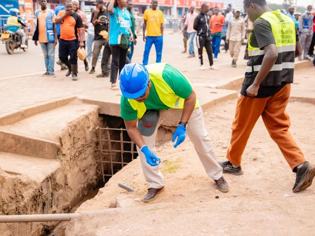 Meya Dusengiyumva na we yitabiriye umuganda wo kwimakaza isuku