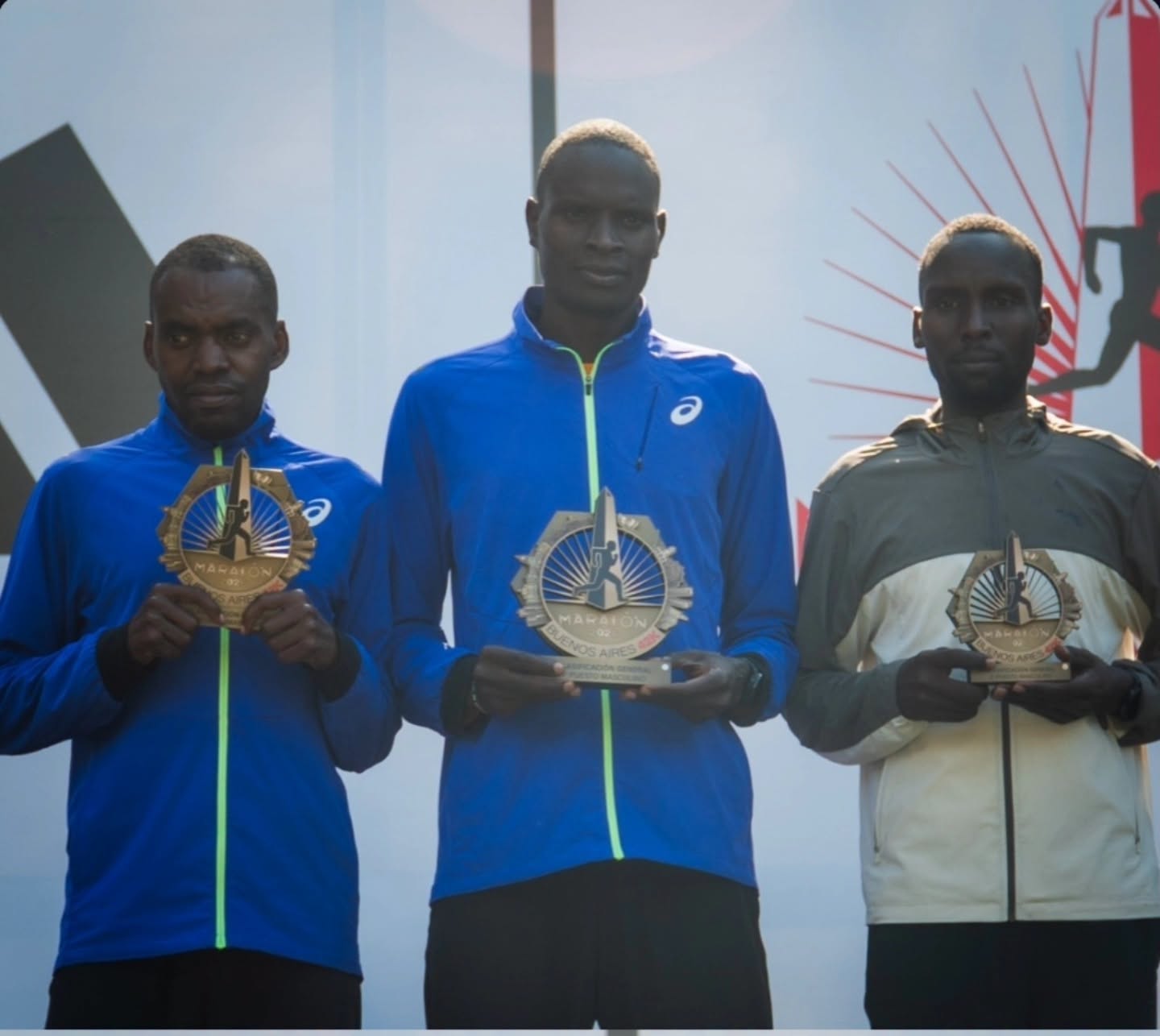 Hakizimana (ibumoso) na bagenzi be bifotozanya ibihembo bahawe nyuma yo gusoreza mu myanya itatu ya mbere