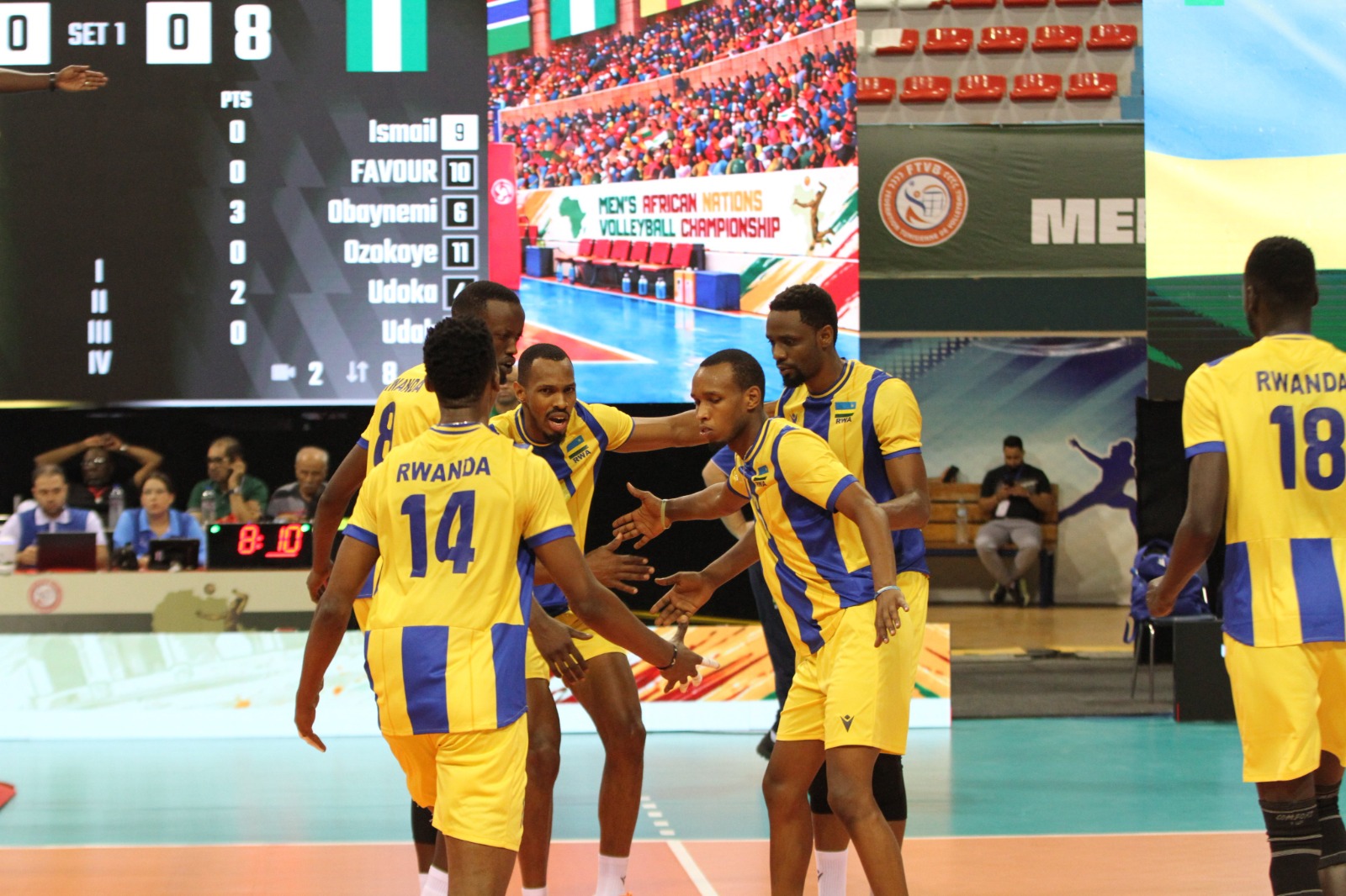 Abakinnyi b'u Rwanda bishimira inota bari bamaze gutsinda