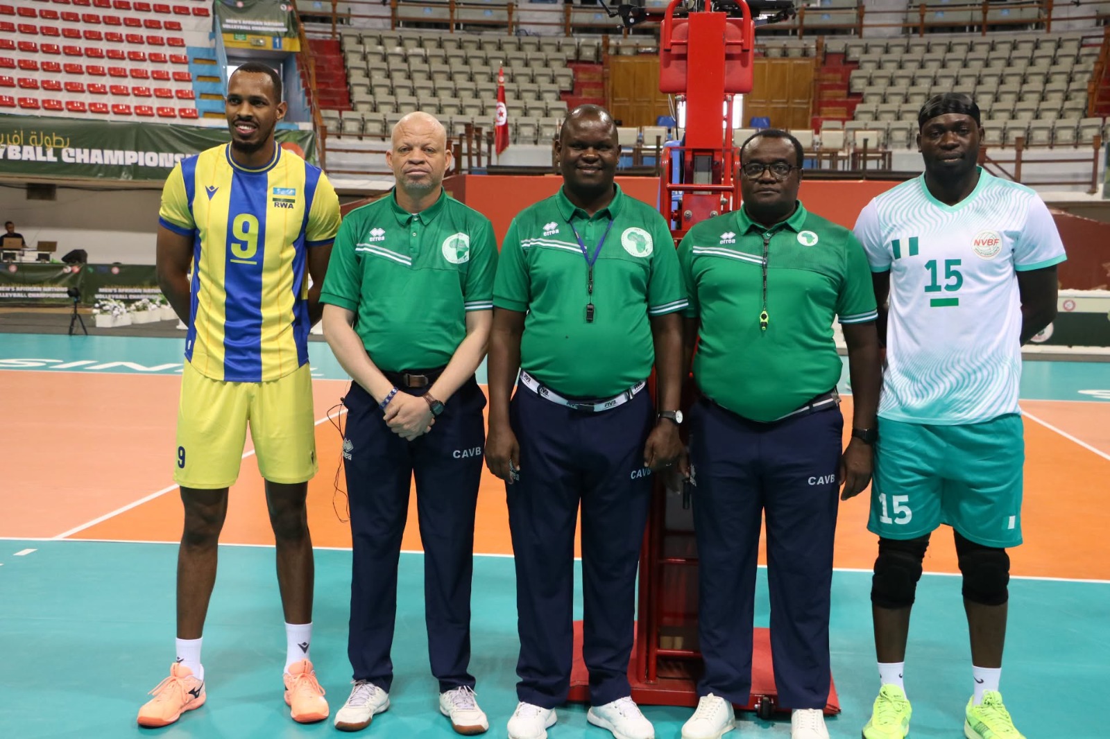 Kapiteni w'u Rwanda, Dusenge Wicklif na mugenzi we wa Nigeria, bifotozanya n'abasifuzi mbere y'umukino