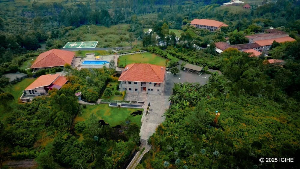Buhanga Eco Lodge uyirebeye hejuru ni uku imeze