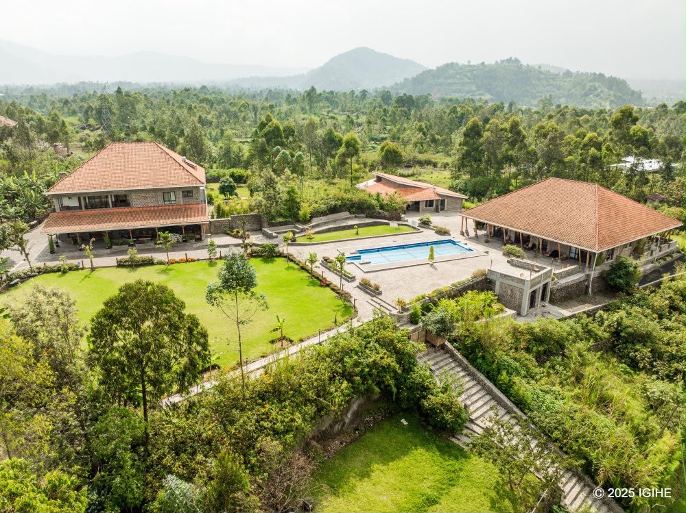 Buhanga Eco Lodge iherereye mu nkengero za Pariki y’Igihugu y’Ibirunga, mu Karere ka Musanze, Intara y’Amajyaruguru