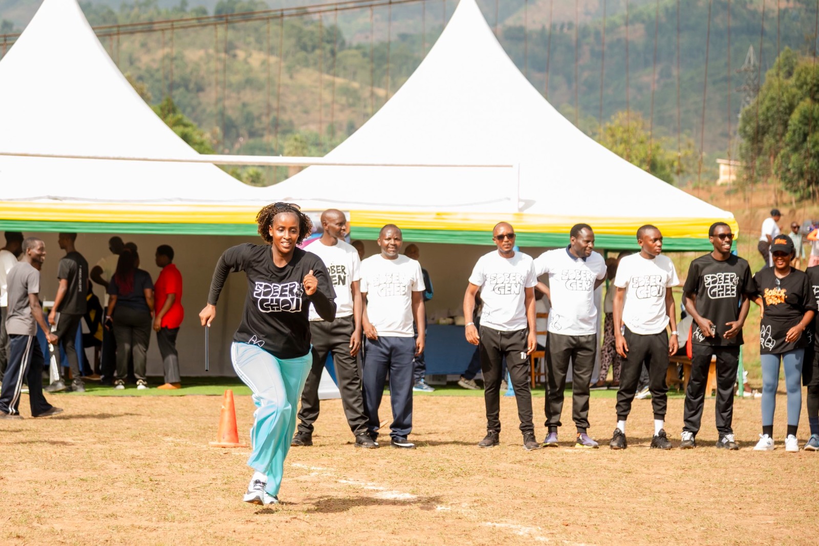 Muri uyu mukino, ufite agati azenguruka intera ye yose mbere yo gusubira kuri bagenzi be akagahereza umukurikiye kandi bakoresha imbaraga kugira ngo badafatwa n'abo mu yindi kipe bahanganye