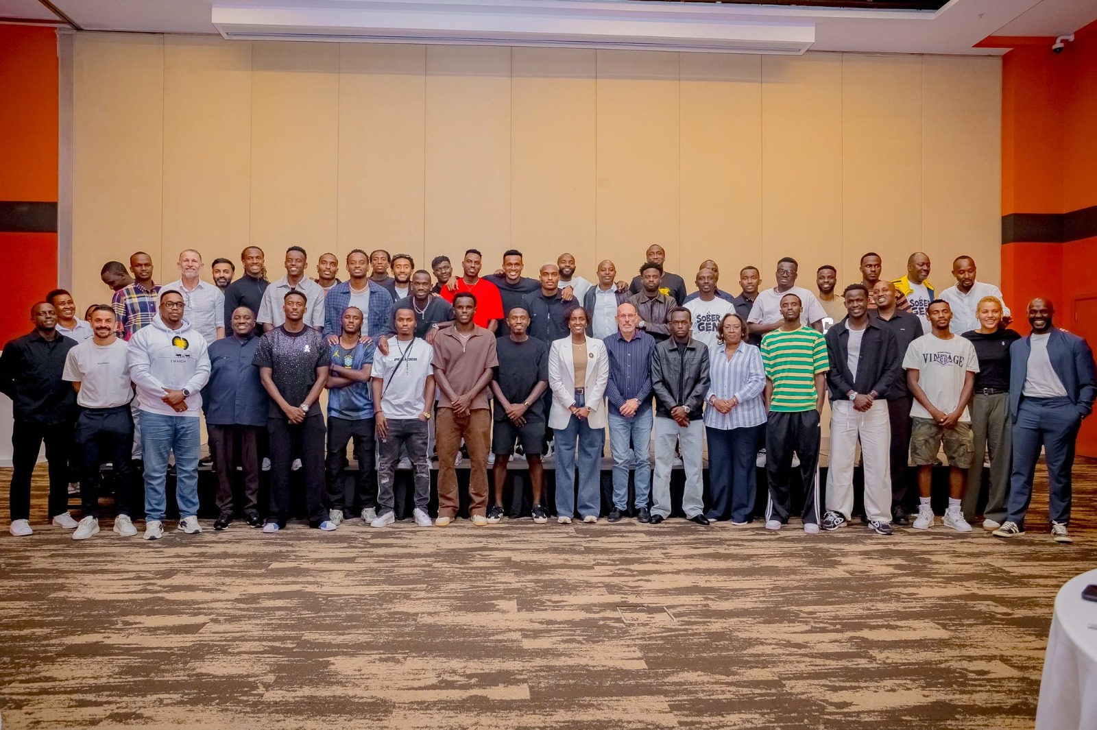 Ubwo Minisitiri wa Siporo, Nelly Mukazayire, yari yakiriye Amavubi akubutse i Praia ku wa Gatanu, yayijeje ko ku mukino wa Mali uzabera i Bamako azagenda n'indege yihariye ndetse agahimbazamusyi katazongera gutinda kuboneka