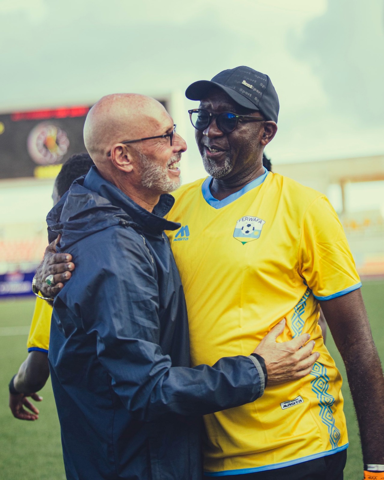 Umutoza w'Amavubi, Stephen Constantine, ashimirwa na Ambasaderi w'u Rwanda muri Sénégal, Bizimana Festus, ubwo Ikipe y'Igihugu yari imaze gutsinda Cap-Vert