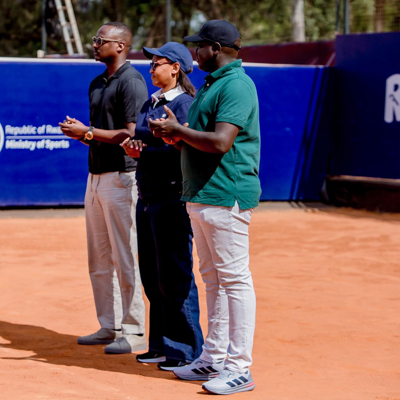 Umunyamabanga wa Leta muri Minisiteri y'Ubuzima, Dr. Yvan Butera (ubanza ibumoso); Perezida wa Komite Olempike y'u Rwanda, Umulinga Alice n'Umunyamabanga wa Leta muri Minisiteri y'lbikorwaremezo, Zingiro Armand bitabiriye isozwa ry'icyumweru cya mbere cya Rwanda Open M25