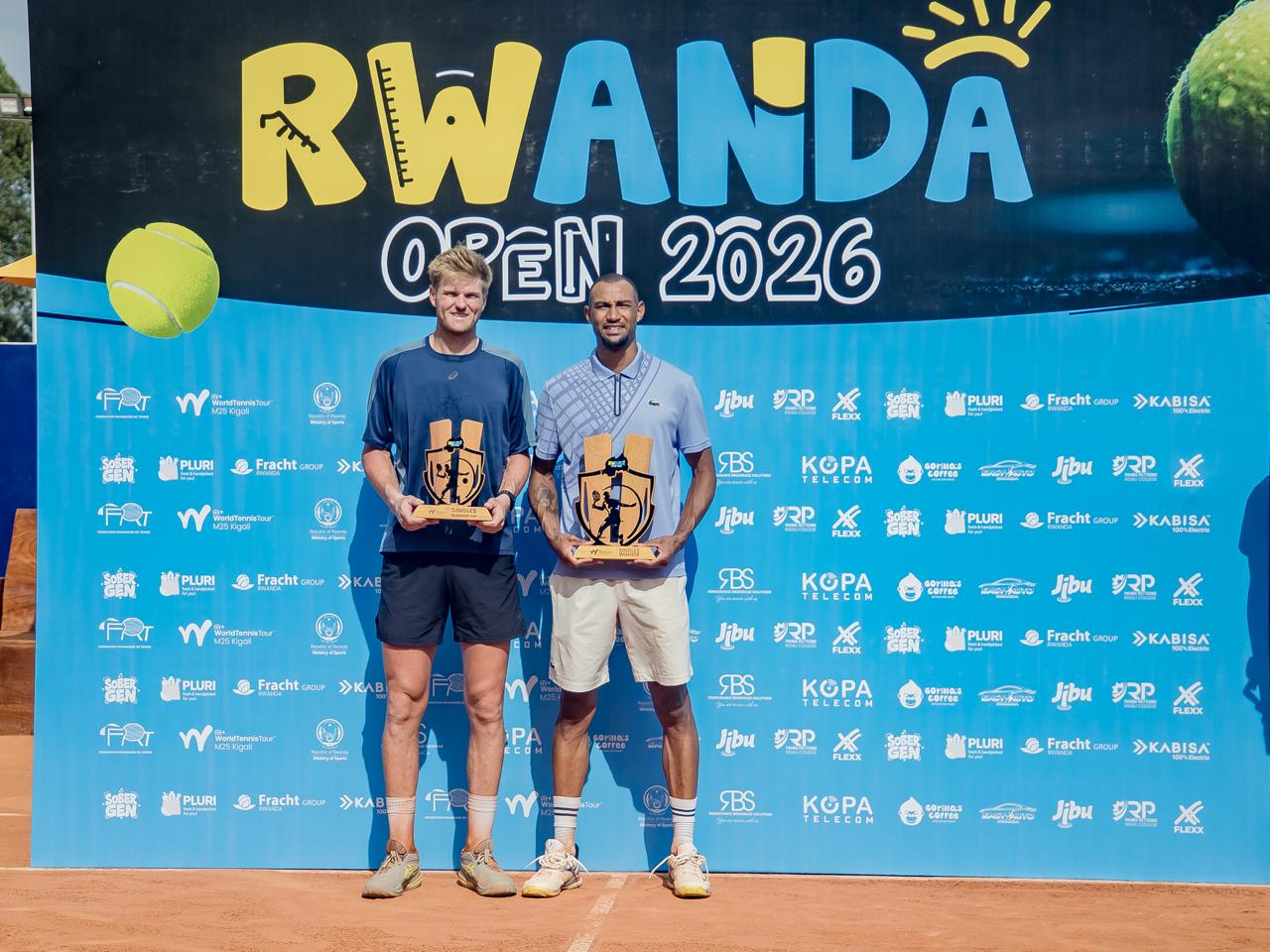Calvin Hemery (iburyo) yifotozanya na Benjamin Lock (ibumoso) yatsinze ku mukino wa nyuma