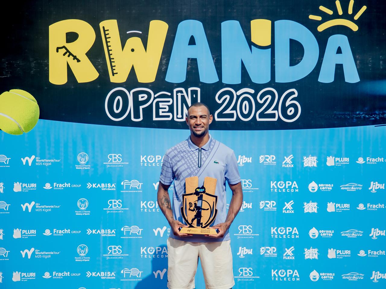 Calvin Hemery yifotozanya igihembo yegukanye