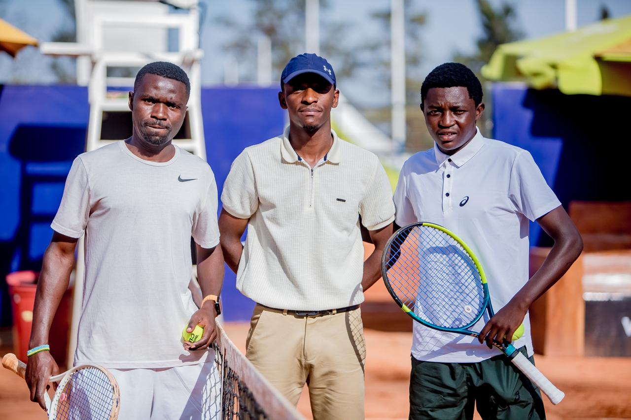 Niyigena Etienne na Ishimwe Claude bifotozanya n'umusifuzi mbere yo gutangira umukino