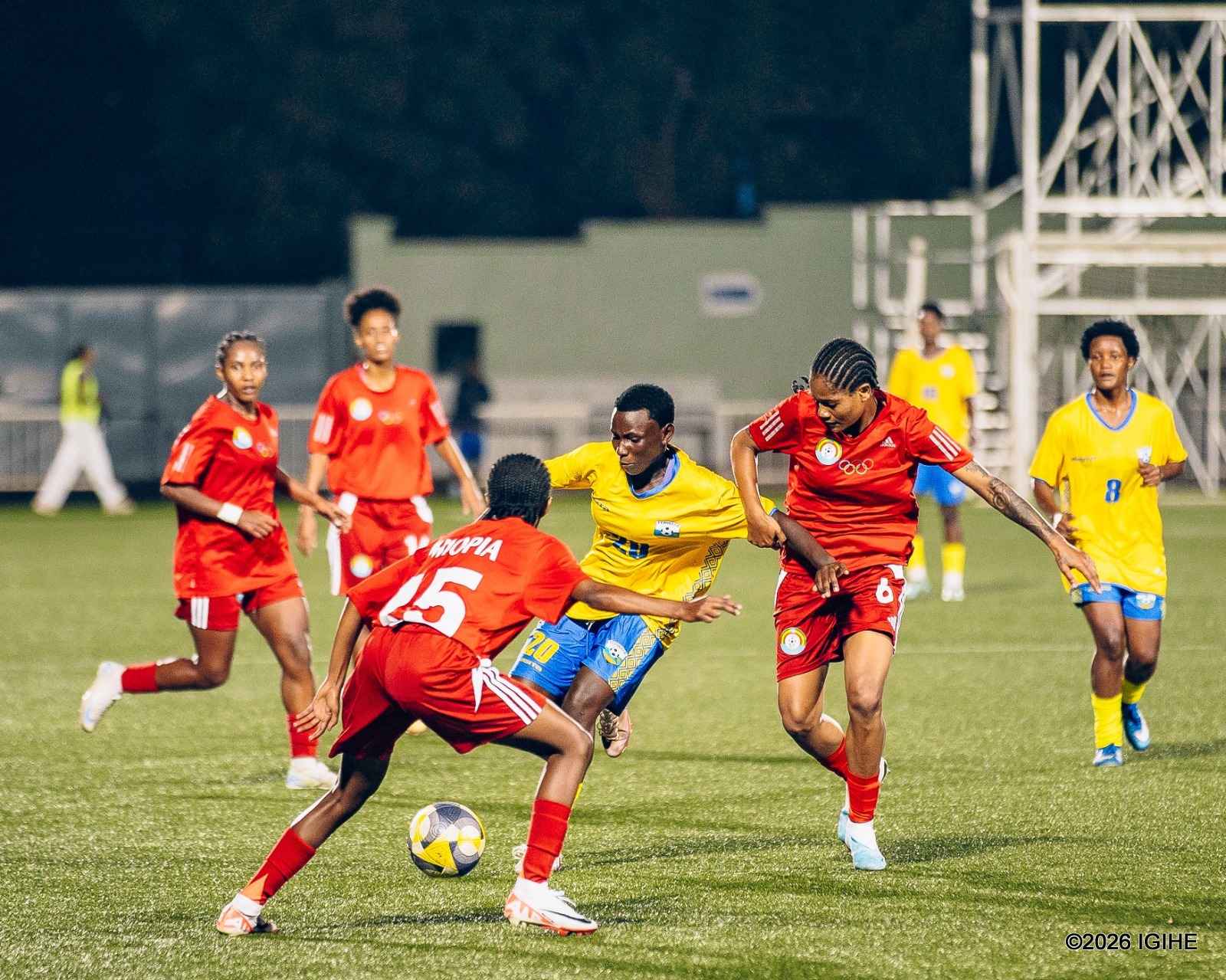 Abimana Laurence wagiye mu kibuga mu gice cya kabiri, azengurutswe n'abakinnyi ba Ethiopia