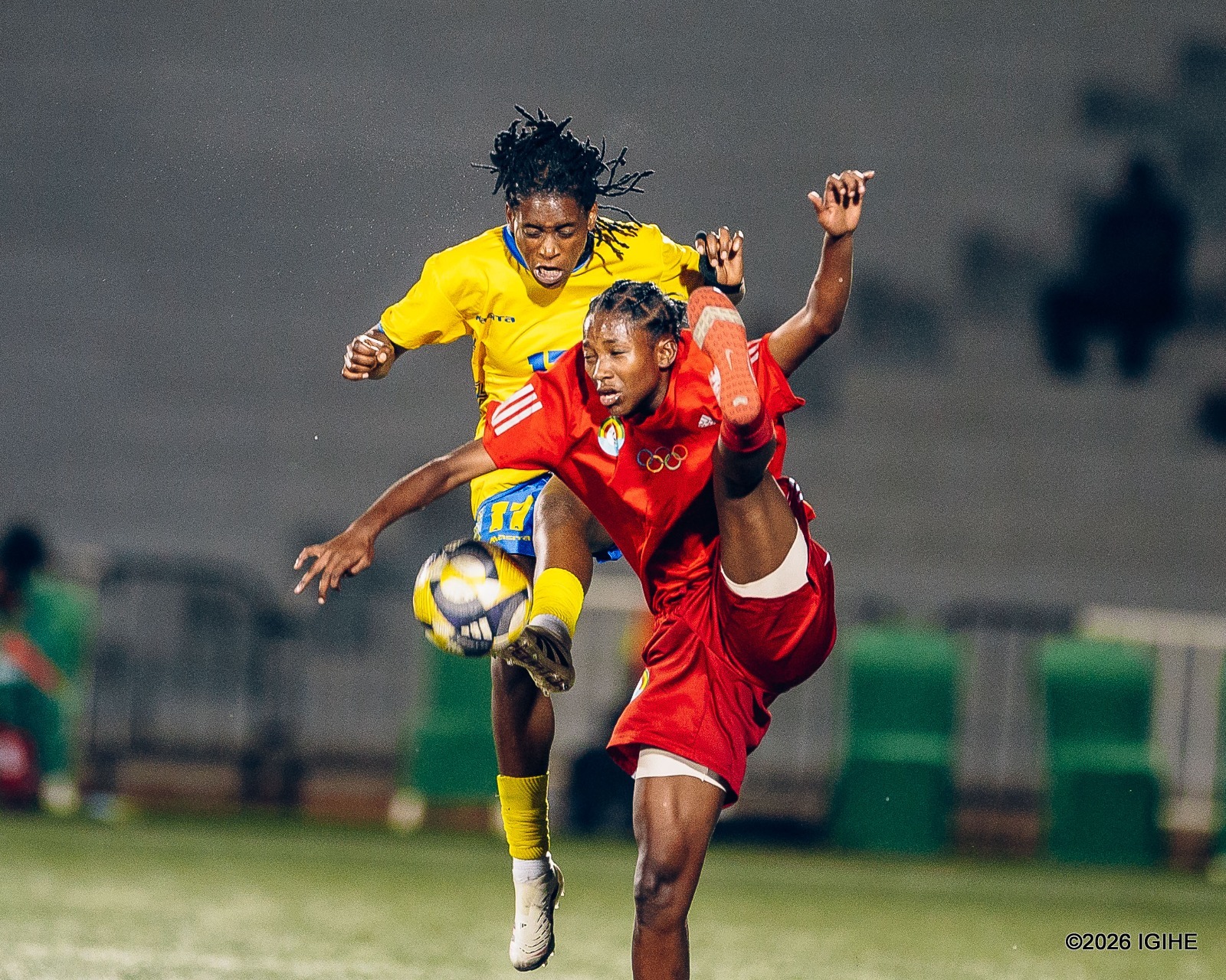 Uzayisenga Lydia ahanganiye umupira na Abebe Mihiret wa Ethiopia